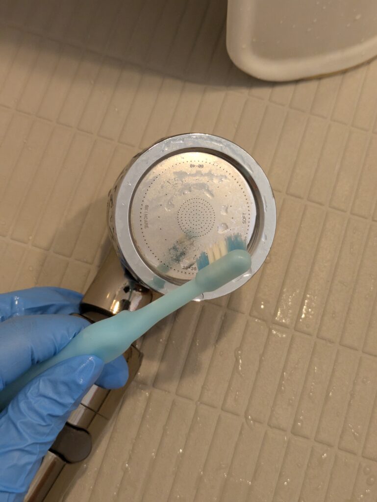 掃除用歯ブラシでこする
